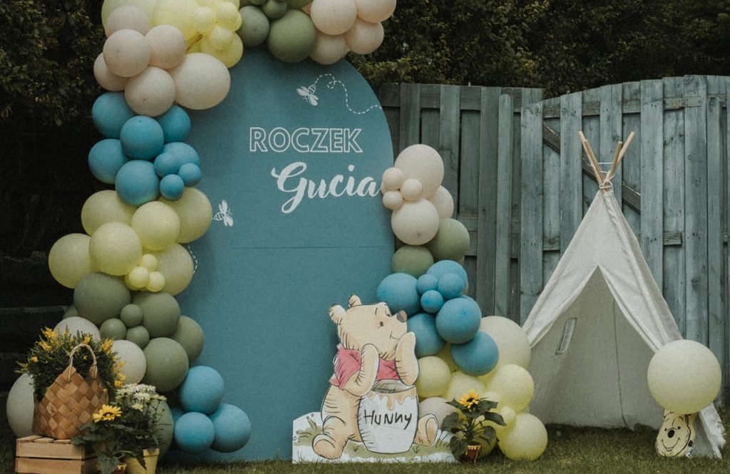 Dekoracja na pierwsze urodziny w stylu Kubusia Puchatka przygotowana przez event plannerkę i dekoratorkę przyjęć okolicznościowych Karolinę z KC Event