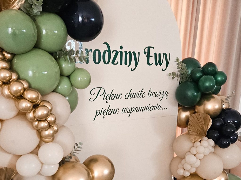 Urodzinowa dekoracja balonowa w kolorach zielonym i złotym