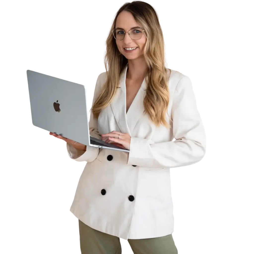 Karolina w jasnej marynarce używająca laptopa