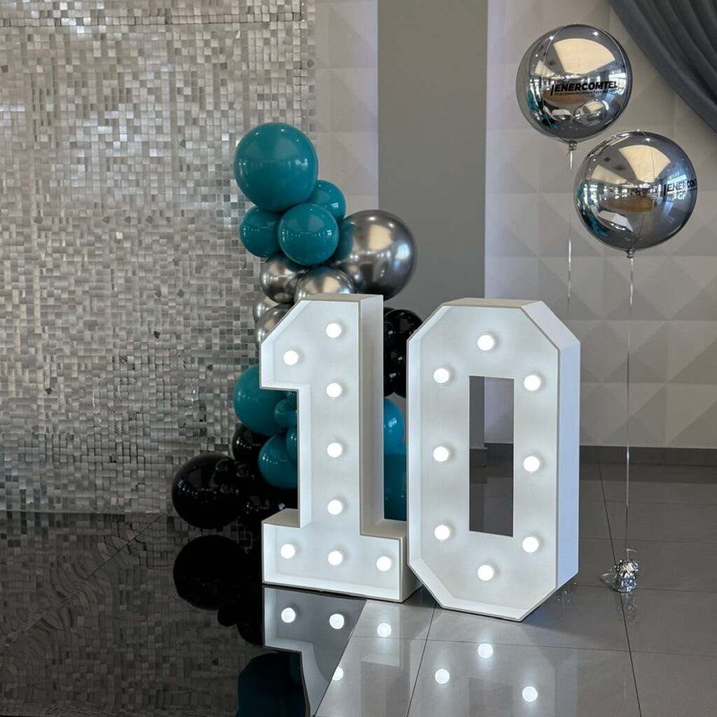 Świecący znak z numerem dziesięć ozdobiony balonami